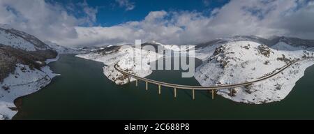 Schneebedeckter Stausee aus der Luft im Panorama Stockfoto