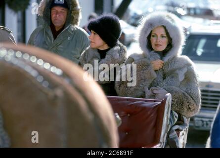 Cheryl Ladd und Jaclyn Smith drehen eine Episode der TV-Hit-Show Charlies Angels in Vail, CO um 1978 Stockfoto