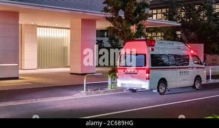 Tokyo Rettungsdienste reagieren auf Notfälle in der Straße von Shibuya, Tokio, Japan in der Nacht. Stockfoto