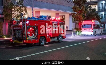 Tokyo Emergency Services bestehend aus einem Krankenwagen und einem Feuerwehrauto, die auf einen Notfall in der Kamimeguro Straße, Tokio, Japan reagieren Stockfoto