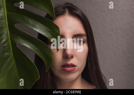 Porträt der schönen hispanischen Frau Stockfoto