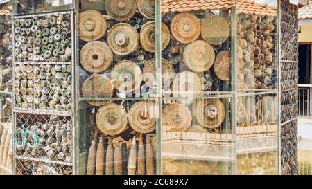 Siem Reap, Kambodscha - 3. März 2012. Eine Glasanlage mit einer Sammlung alter Landminen und anderer amerikanischer Munition, die aus dem Vietnamkrieg übrig geblieben sind. Stockfoto