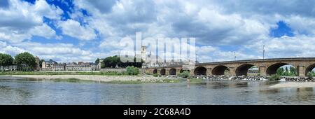 Landschaft des Dorfes Nevers mit der Kathedrale Saint Cyr et Sainte Juliette am Loire Fluss in Burgund, Frankreich, Europa Stockfoto