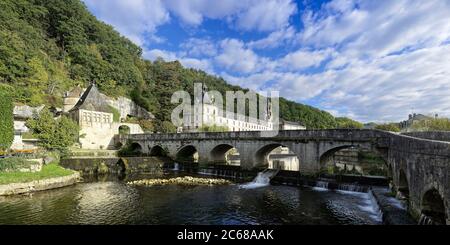 Abtei Saint Pierre von den Dronne-Ufern in Brantome, Dordogne, New Aquitanien, Frankreich Stockfoto