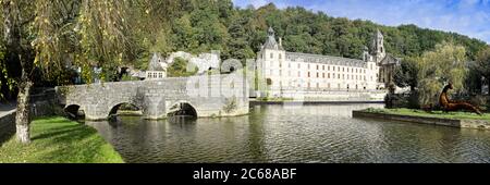 Abtei Saint Pierre von den Dronne-Ufern in Brantome, Dordogne, New Aquitanien, Frankreich Stockfoto