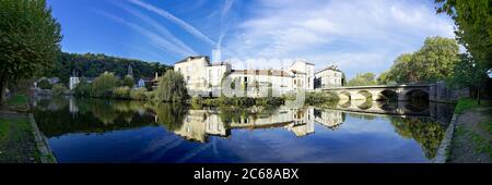 Abtei Saint Pierre von den Dronne-Ufern in Brantome, Dordogne, New Aquitanien, Frankreich Stockfoto