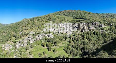 Landschaft mit mittelalterlichen Dorf Conques und Abtei Sainte-Foy, Aveyron, Region Okzitanien, Frankreich Stockfoto