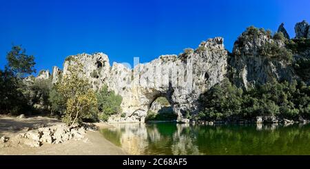Landschaftlich reizvolle Landschaft mit Pont darc in Vallon, Region Auvergne Rhone Alpes, Frankreich Stockfoto