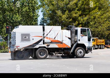 Juli 1, 2020 Sunnyvale / CA / USA - Straßenkehrmaschine im South San Francisco Bay Area Stockfoto