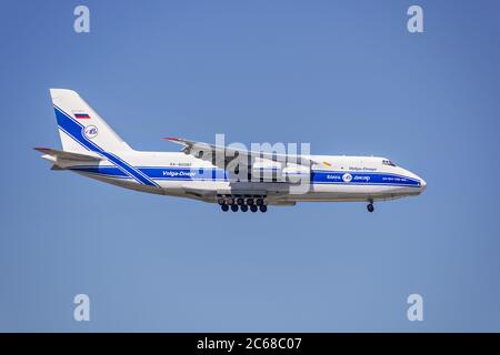 5. Juli 2020 Sunnyvale / CA / USA - Antonov an-124 Ruslan Frachtflugzeug, betrieben von Wolga-Dnepr Airlines, Vorbereitung für die Landung auf dem Moffett Airfield Stockfoto