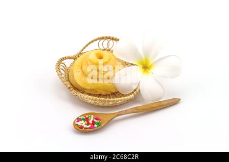 Palmyra Palm (Borassus flabellifer Linn.) Palmae Jagery oder Zucker aus Palm oder Kokosnuss , Frangipani Blumen streuen Zucker und Holzlöffel in Rattan Stockfoto