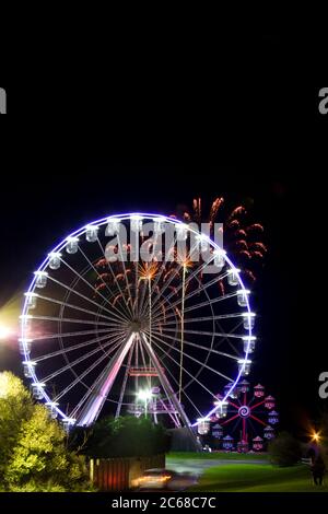 Vergnügungspark, Fahrgeschäfte,Feuerwerk, Festlichkeiten, Finale, 4. Juli,Bonfire Night, Silvester, beste, größte, Riesenrad, großes Rad Stockfoto