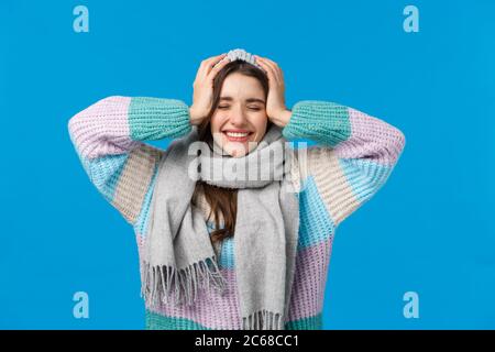 Kann nicht glauben, dass Träume wahr werden, weihnachtswunder, Neujahrskonzept. Attraktive fröhliche Brunette-Frau im Winter-Pullover, Schal und jat, Augen schließen Stockfoto