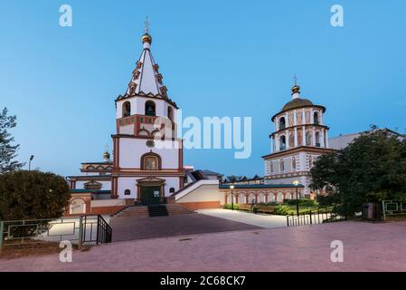 Russland, Irkutsk - 30. Juni 2020: Die Kathedrale der Erscheinung des Herrn. Orthodoxe Kirche, katholische Kirche in Sonnenuntergang mit Pflastersteinen Stockfoto