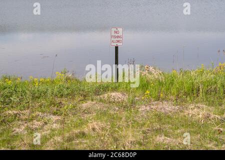 Kein Angeln erlaubt Schild in der Nähe eines Sees. Aufgenommen in der Arbor Lakes Gegend von Maple Grove, Minnesota Stockfoto