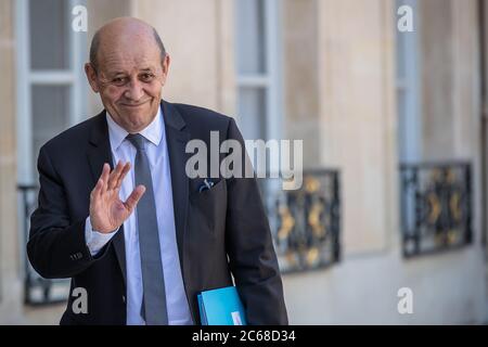 (200708) -- PARIS, 8. Juli 2020 (Xinhua) -- der französische Außenminister Jean-Yves Le Drian kommt am 7. Juli 2020 zum ministerrat im Elysée-Palast in Paris, Frankreich. Die französische Präsidentschaft hat am Montag eine neu zusammengestellte Regierung mit gemischten Profilen und alten und neuen Gesichtern enthüllt, um den neuen Weg zu beschreiten, den Präsident Emmanuel Macron in seinen verbleibenden zwei Jahren im Amt für den Wiederaufbau des Landes zugesagt hat. (Foto von Aurelien Morissard/Xinhua) Stockfoto