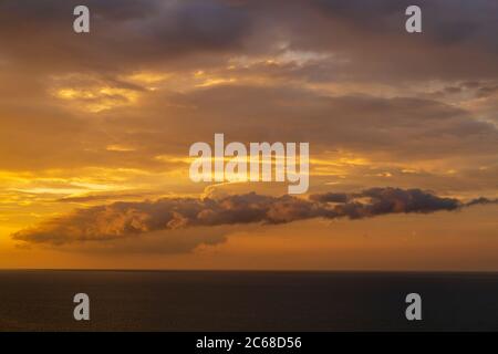 Dramatischer Sonnenuntergang am Himmel mit Horizont über dem Wasser am Strand von Batu Ferringhi, Penang, Malaysia. Stockfoto