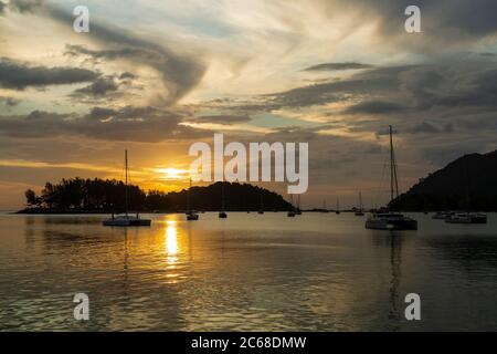 Langkawi, offiziell bekannt als Langkawi, das Juwel von Kedah, ist ein Bezirk und ein Archipel von 99 Inseln in der Andamanensee etwa 30 km vom Hauptgebiet entfernt Stockfoto