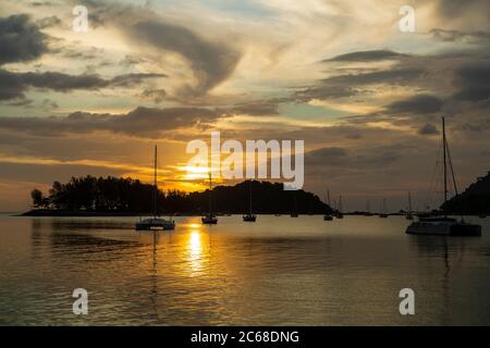 Langkawi, offiziell bekannt als Langkawi, das Juwel von Kedah, ist ein Bezirk und ein Archipel von 99 Inseln in der Andamanensee etwa 30 km vom Hauptgebiet entfernt Stockfoto