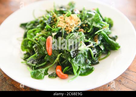 Gebratene Austernsauce Brunnenkresse Gemüse auf weißem Teller / Gesundheit Essen grünes Gemüse gekochte Lebensmittel in thailand Stockfoto