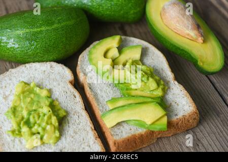 Avocado Dip püriert / Avocado in Scheiben geschnitten und Avocado Toast Früchte gesunde Ernährung Konzept Stockfoto