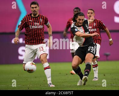 Mailand, Italien. Juli 2020. Adrien Rabiot (R) von Juventus erzielt ein Tor während der italienischen Serie A Fußballspiel zwischen AC Mailand und Juventus in Mailand, Italien, 7. Juli 2020. Quelle: Alberto Lingria/ Xinhua/Alamy Live News Stockfoto