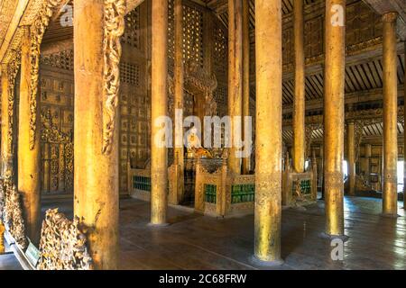 Buddha Statue in einem inneren Heiligtum des Ananda Tempels, Bagan, Myanmar Stockfoto