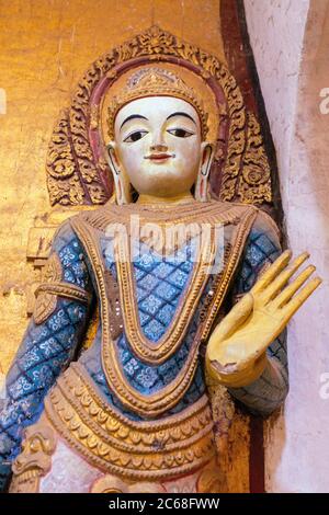 Buddha Statue im Ananda Tempel, Bagan, Myanmar Stockfoto