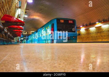 Santiago, Chile - August 2015: Ein Zug der Metro de Santiago an der Linie 2 Stockfoto