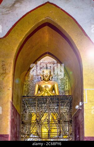 Buddha Statue im Ananda Tempel, Bagan, Myanmar Stockfoto