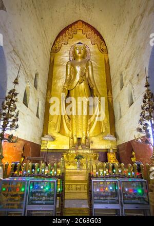 Buddha Statue im Ananda Tempel, Bagan, Myanmar Stockfoto