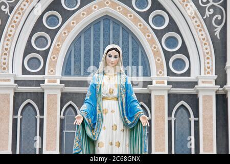 Statue der Jungfrau Maria in der römisch-katholischen Kirche in Chanthaburi Provinz, Thailand Stockfoto