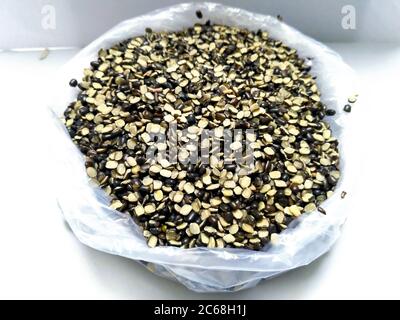 Split Black Lentil auch bekannt als Black Gram, Black Urad Dal, Vigna Mungo, Urad Bean, Urad Dal, Minapa Pappu, Mungo Bean oder Black Matpe Bean isoliert auf Stockfoto