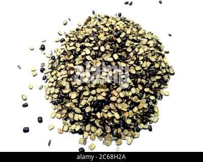 Split Black Lentil auch bekannt als Black Gram, Black Urad Dal, Vigna Mungo, Urad Bean, Urad Dal, Minapa Pappu, Mungo Bean oder Black Matpe Bean isoliert auf Stockfoto