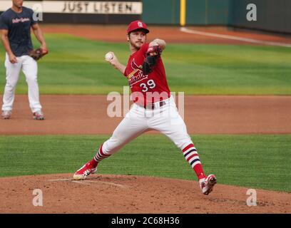 St. Louis, Usa. Juli 2020. St. Louis Cardinals Pitcher Miles Mikolas wirft Schlagübungen während des Sommercamp-Trainings im Busch-Stadion in St. Louis am Dienstag, den 7. Juli 2020. Foto von Bill Greenblatt/UPI Kredit: UPI/Alamy Live News Stockfoto