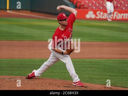 St. Louis, Usa. Juli 2020. St. Louis Cardinals Pitcher Tyler Webb wirft Schlagübungen während des Sommerlagers im Busch-Stadion in St. Louis am Dienstag, 7. Juli 2020. Foto von Bill Greenblatt/UPI Kredit: UPI/Alamy Live News Stockfoto