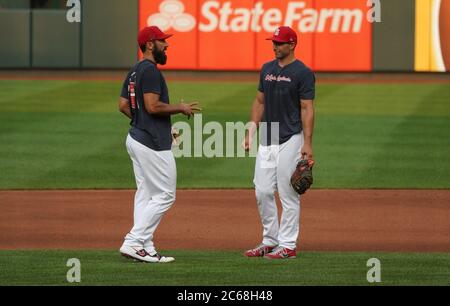 St. Louis, Usa. Juli 2020. St. Louis Cardinals Matt Carpenter (L) spricht mit Paul Goldschmidt zwischen den Innings der Schlagübung der Sommerlager Praxis im Busch-Stadion in St. Louis am Dienstag, 7. Juli 2020. Foto von Bill Greenblatt/UPI Kredit: UPI/Alamy Live News Stockfoto