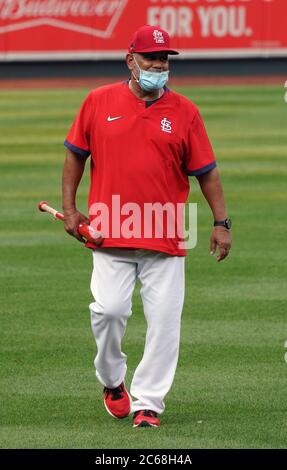 St. Louis, Usa. Juli 2020. St. Louis Cardinals Jose Oquendo geht vom Außenfeld während des Sommercamp Praxis im Busch-Stadion in St. Louis am Dienstag, 7. Juli 2020. Foto von Bill Greenblatt/UPI Kredit: UPI/Alamy Live News Stockfoto