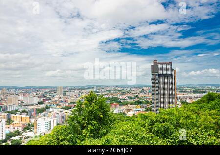 Blick vom Dach auf die Stadtlandschaft vieler Gebäude mit blauem Himmel Hintergrund. Stockfoto