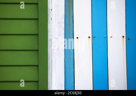 Farbenfrohe Wand aus der Nähe der Strandhütte im Nordwesten tasmaniens australien Stockfoto