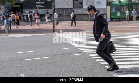 Büroangestellter in Geschäftskleidung am Shibuya Hachiko Square, Tokio, Japan. Stockfoto