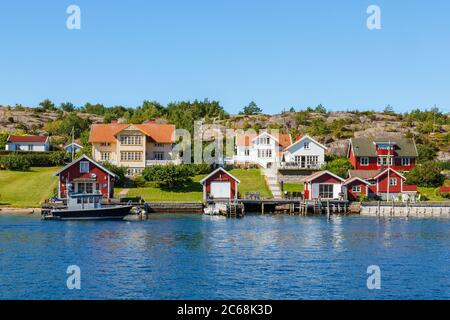 Idyllische Sommerhäuser an der schwedischen Westküste Stockfoto