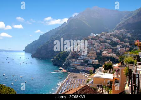 Blick auf das kleine Dorf Positano an der Amalfiküste in Italien Stockfoto