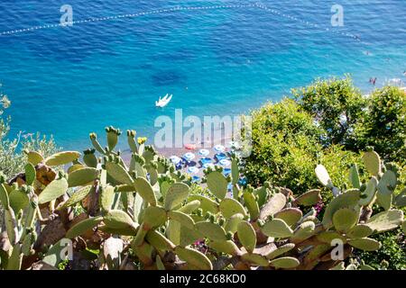 Blick auf den Strand von Positano an der Amalfiküste in Italien Stockfoto