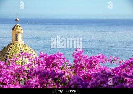 Blick auf die Kuppel der Kathedrale von Positano an der Amalfiküste in Italien Stockfoto