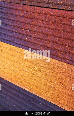 Blick aus einem Seitenwinkel von Ziegeln Seite an Seite - auf einer Wand. Die Vorderseite der Ziegelwand Foto Stockfoto