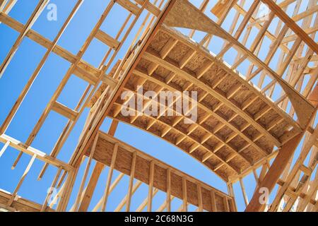 Neubau Haus Rahmung gegen blauen Himmel. Deckenrahmen und Bogenstruktur Details. Stockfoto