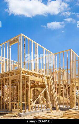 Neue Wohnbau Haus Rahmen. Blauer Himmel und weiße Wolken Hintergrund. Stockfoto