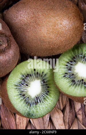 Einige Kiwi-Früchte in einem Korb. Kiwis sind eine reiche Quelle von Vitamin C.. Stockfoto