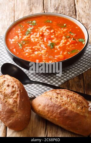 Hausgemachte vegetarische Tomaten Reissuppe aus der Nähe in einer Schüssel auf dem Tisch. Vertikal Stockfoto